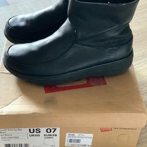 Women boots Fitflop
